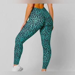 LICI FIT (NWOT) ACTIVEWEAR 
HIGH WAIST SCRUNCH LEGGING
SIZE: (M) COLOR: BOA